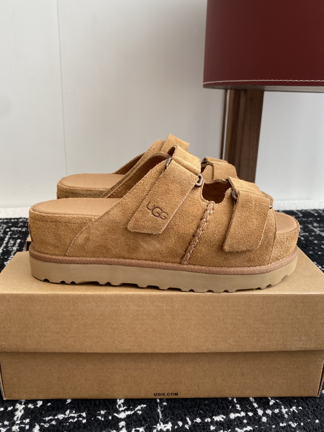 东莞代购级
UGG 25ss 拖鞋 翻毛牛皮鞋面，可调节鞋面束带，设计方便穿脱双层高密度泡棉鞋内底

外