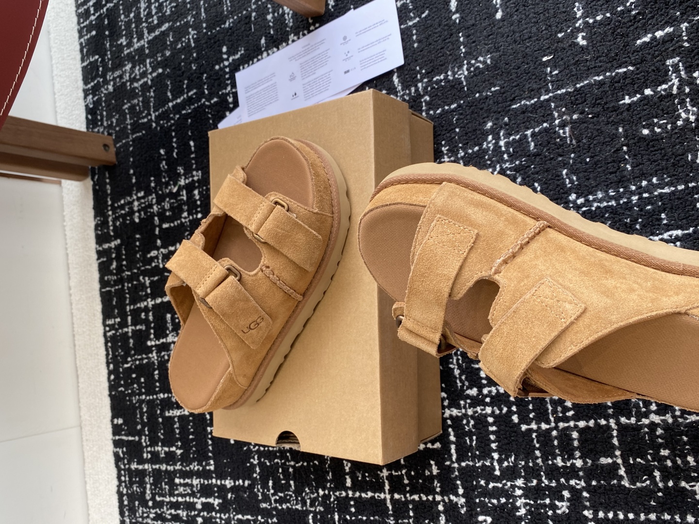东莞代购级
UGG 25ss 拖鞋 翻毛牛皮鞋面，可调节鞋面束带，设计方便穿脱双层高密度泡棉鞋内底

外