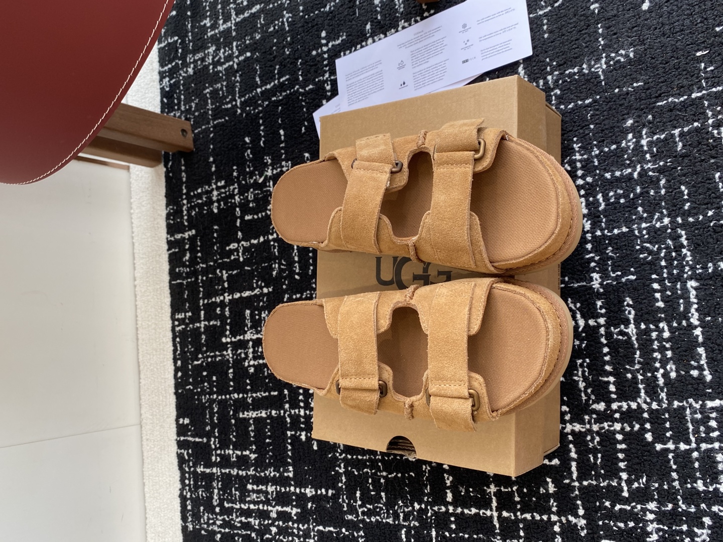 东莞代购级
UGG 25ss 拖鞋 翻毛牛皮鞋面，可调节鞋面束带，设计方便穿脱双层高密度泡棉鞋内底

外