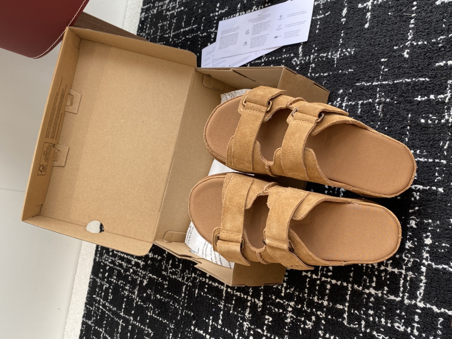 东莞代购级
UGG 25ss 拖鞋 翻毛牛皮鞋面，可调节鞋面束带，设计方便穿脱双层高密度泡棉鞋内底

外
