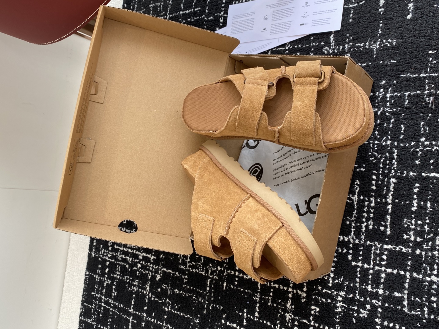 东莞代购级
UGG 25ss 拖鞋 翻毛牛皮鞋面，可调节鞋面束带，设计方便穿脱双层高密度泡棉鞋内底

外