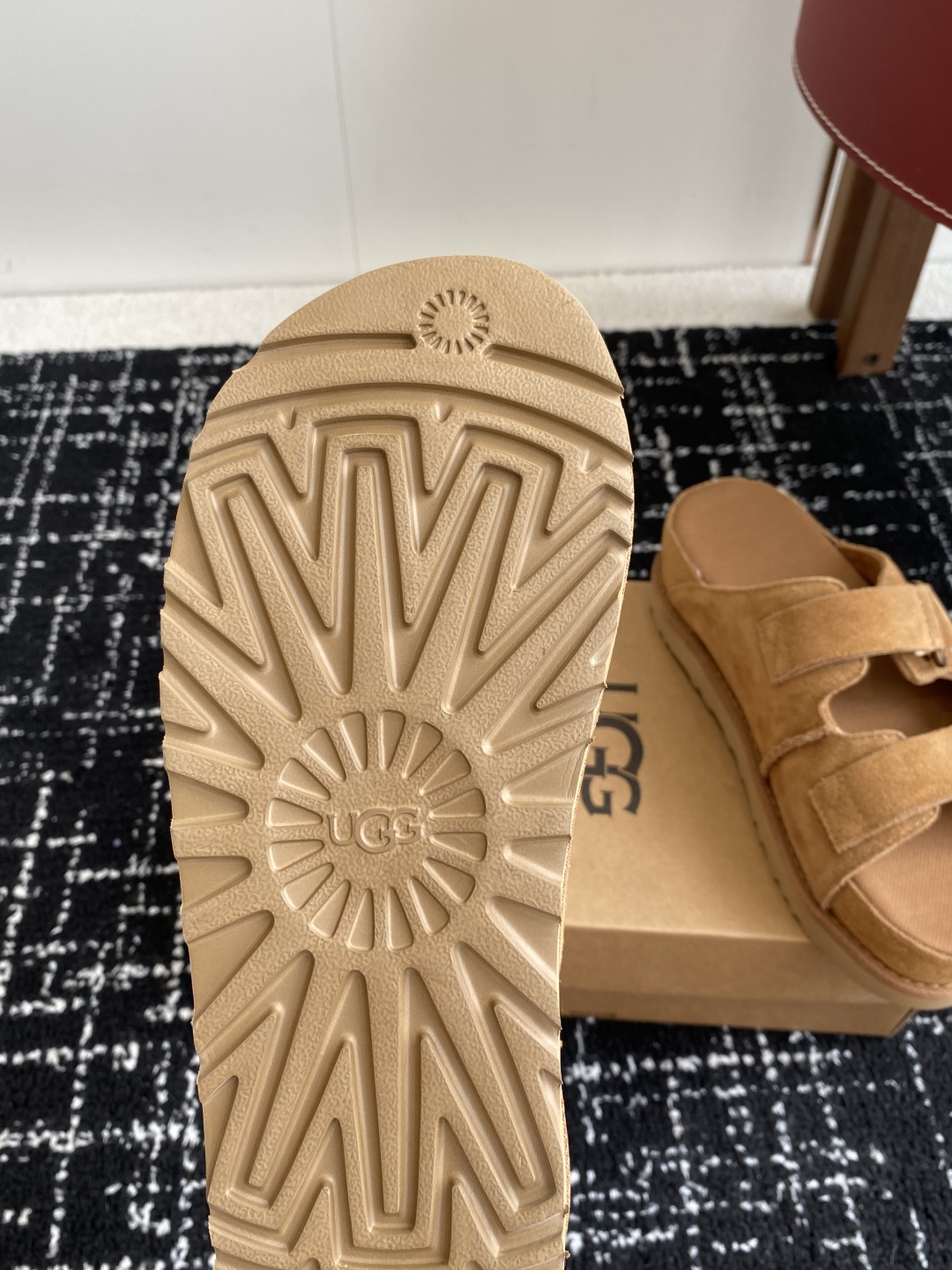 东莞代购级
UGG 25ss 拖鞋 翻毛牛皮鞋面，可调节鞋面束带，设计方便穿脱双层高密度泡棉鞋内底

外