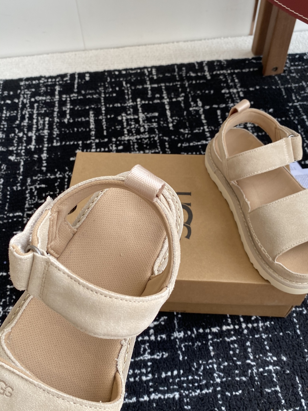 东莞代购级
UGG 25ss 魔术贴 凉鞋翻毛牛皮鞋面，可调节鞋面束带，设计方便穿脱双层高密度泡棉鞋内底