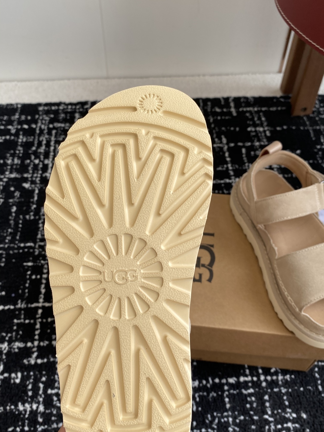 东莞代购级
UGG 25ss 魔术贴 凉鞋翻毛牛皮鞋面，可调节鞋面束带，设计方便穿脱双层高密度泡棉鞋内底