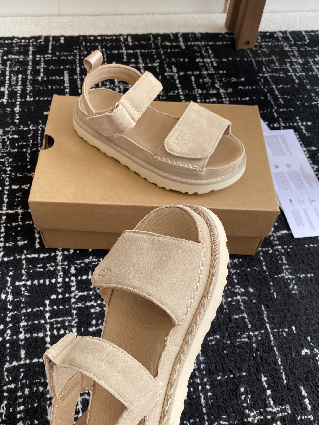 东莞代购级
UGG 25ss 魔术贴 凉鞋翻毛牛皮鞋面，可调节鞋面束带，设计方便穿脱双层高密度泡棉鞋内底