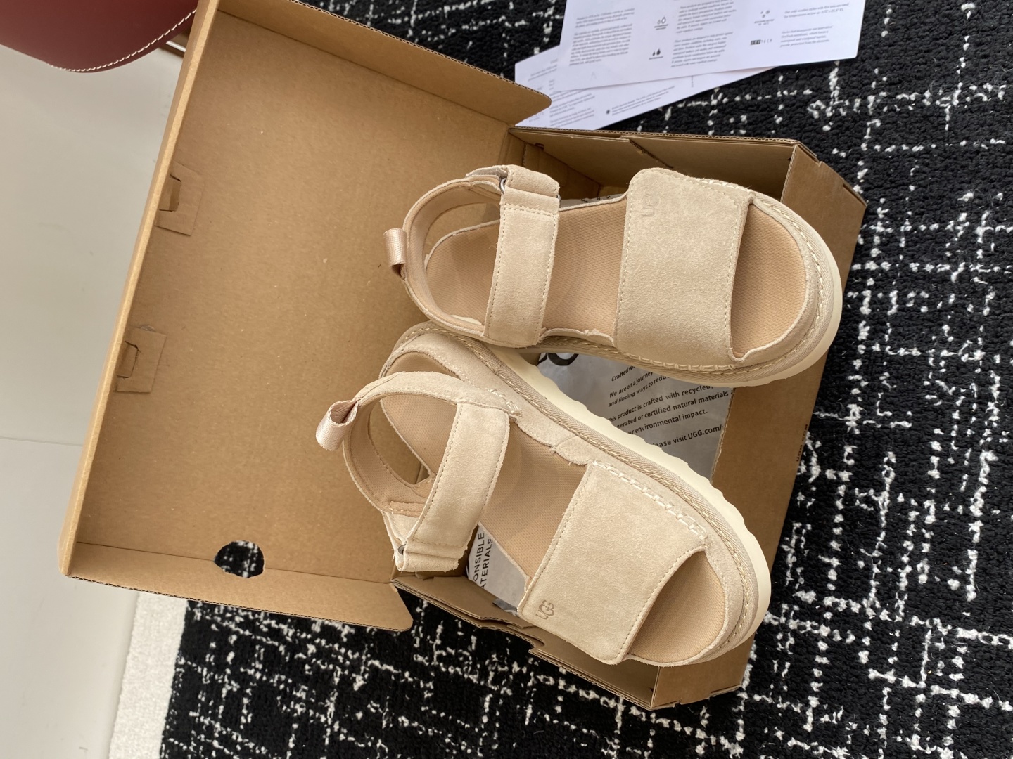 东莞代购级
UGG 25ss 魔术贴 凉鞋翻毛牛皮鞋面，可调节鞋面束带，设计方便穿脱双层高密度泡棉鞋内底