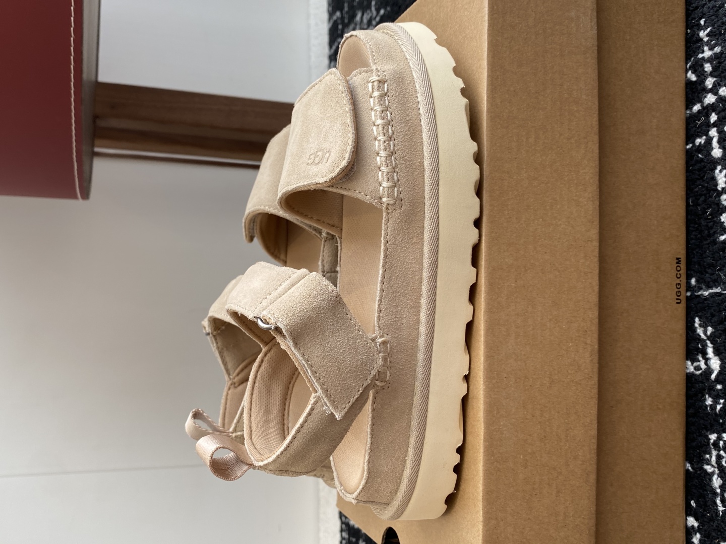 东莞代购级
UGG 25ss 魔术贴 凉鞋翻毛牛皮鞋面，可调节鞋面束带，设计方便穿脱双层高密度泡棉鞋内底