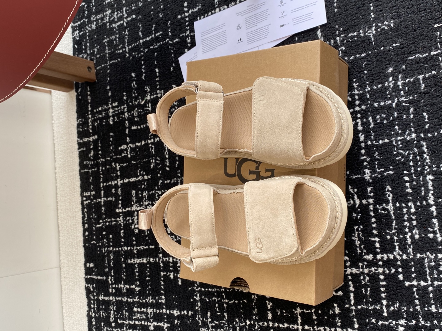 东莞代购级
UGG 25ss 魔术贴 凉鞋翻毛牛皮鞋面，可调节鞋面束带，设计方便穿脱双层高密度泡棉鞋内底
