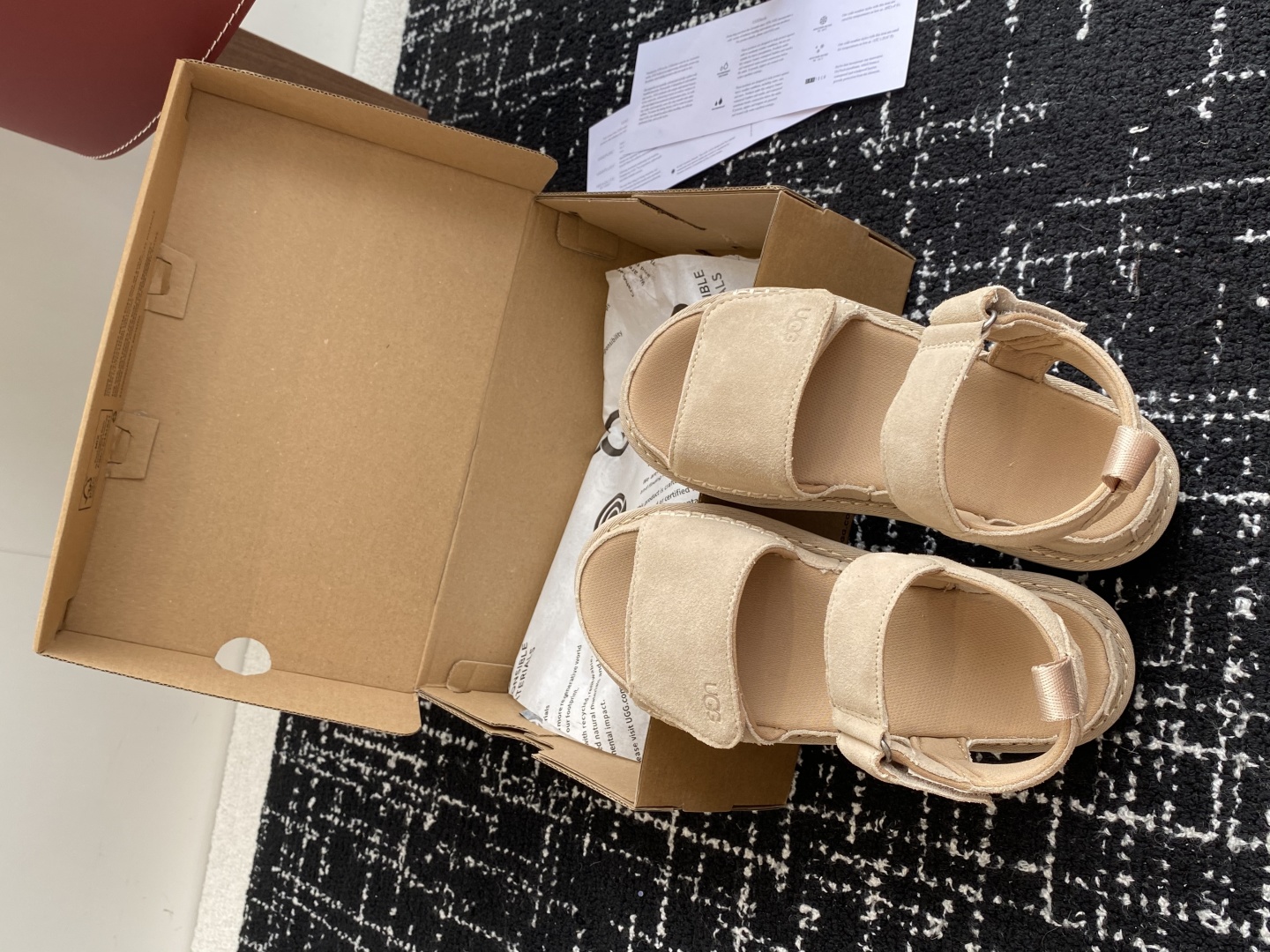 东莞代购级
UGG 25ss 魔术贴 凉鞋翻毛牛皮鞋面，可调节鞋面束带，设计方便穿脱双层高密度泡棉鞋内底