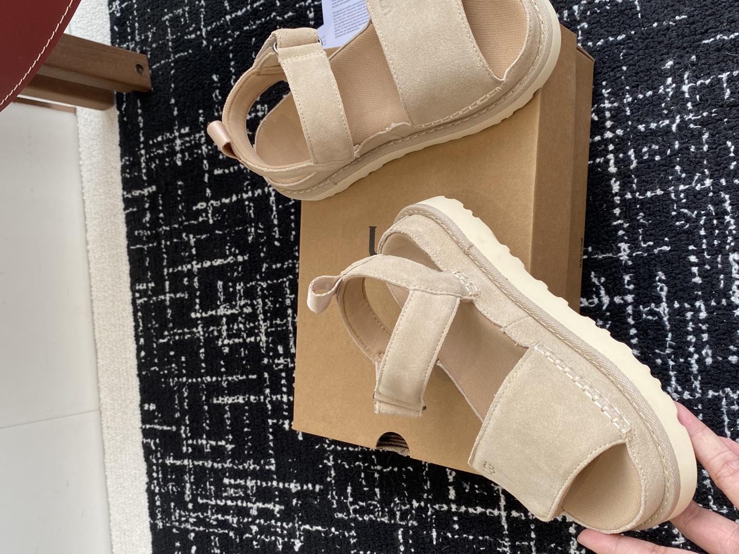 东莞代购级
UGG 25ss 魔术贴 凉鞋翻毛牛皮鞋面，可调节鞋面束带，设计方便穿脱双层高密度泡棉鞋内底