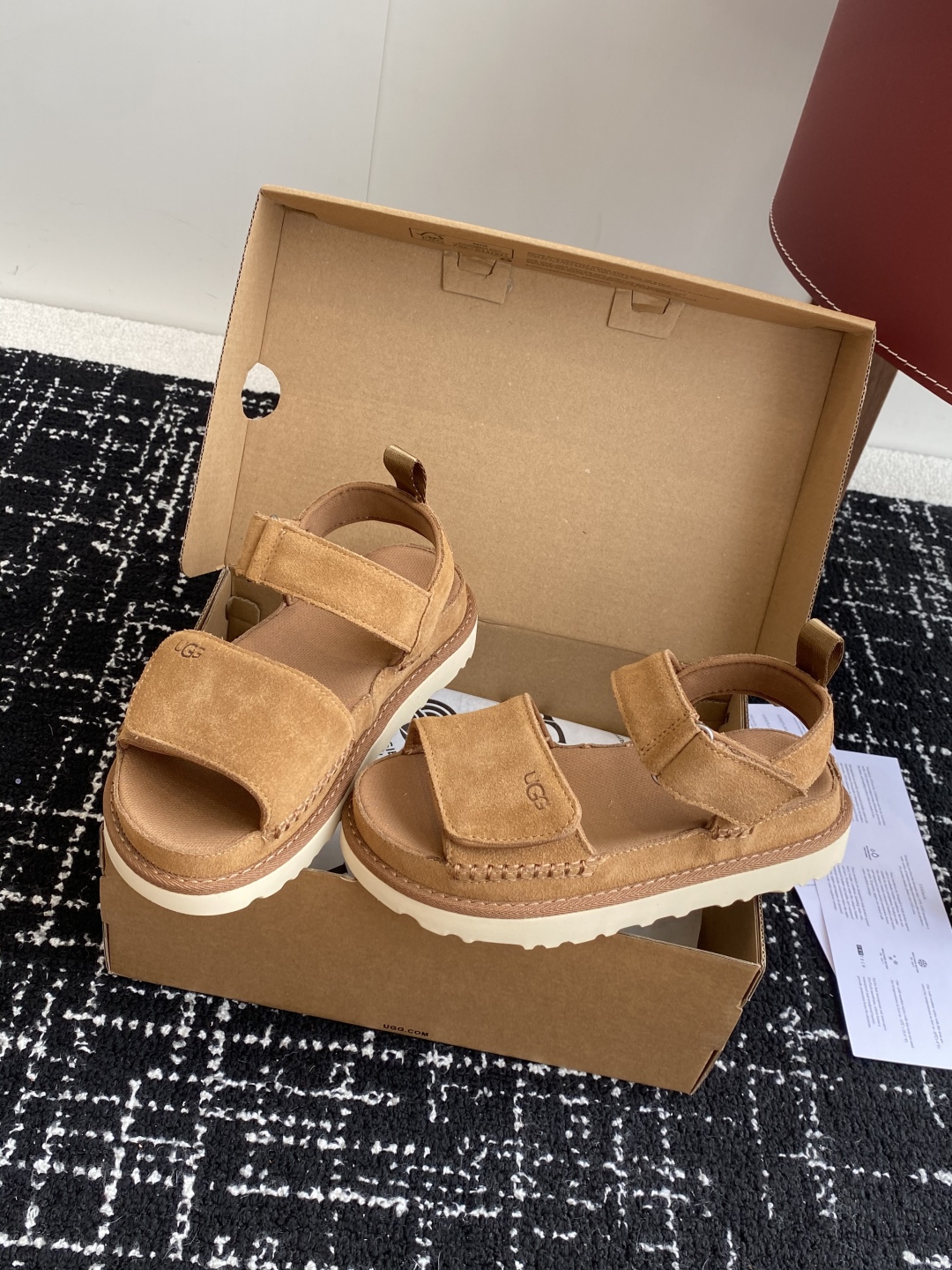 东莞代购级
UGG 25ss 魔术贴 凉鞋翻毛牛皮鞋面，可调节鞋面束带，设计方便穿脱双层高密度泡棉鞋内底