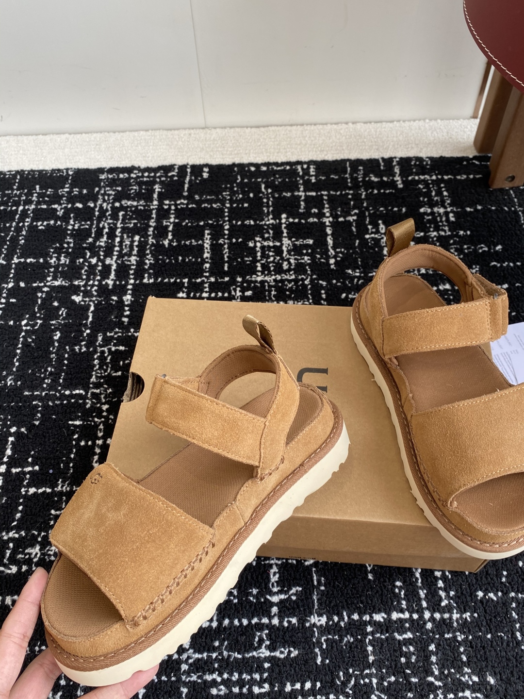 东莞代购级
UGG 25ss 魔术贴 凉鞋翻毛牛皮鞋面，可调节鞋面束带，设计方便穿脱双层高密度泡棉鞋内底