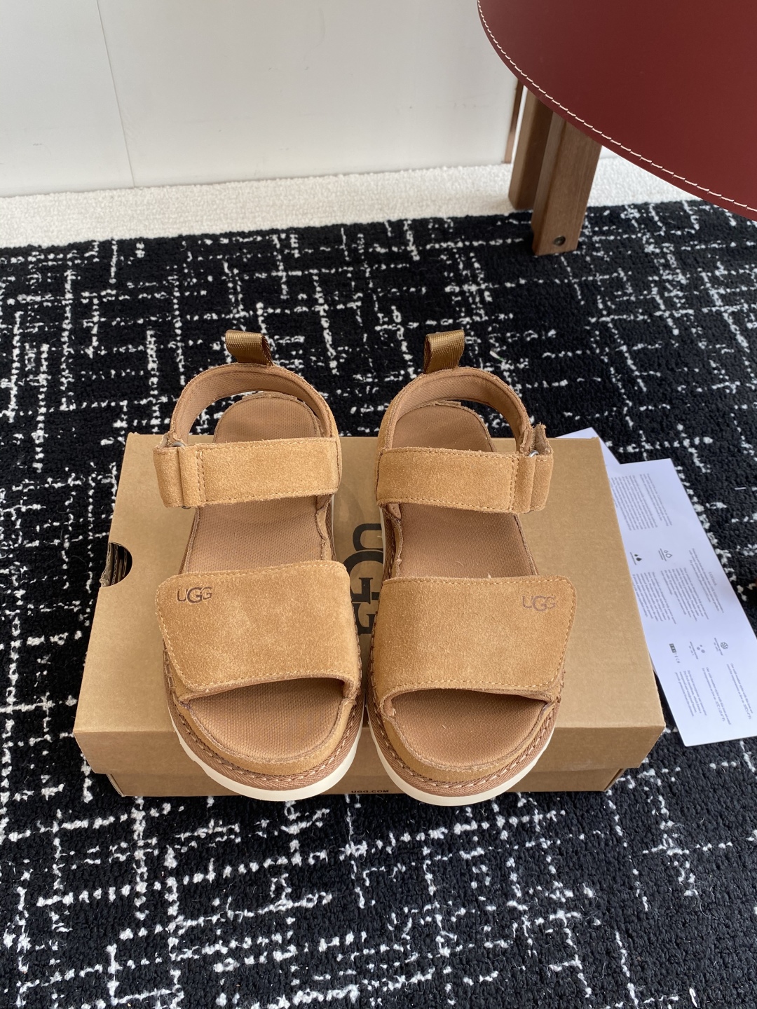 东莞代购级
UGG 25ss 魔术贴 凉鞋翻毛牛皮鞋面，可调节鞋面束带，设计方便穿脱双层高密度泡棉鞋内底