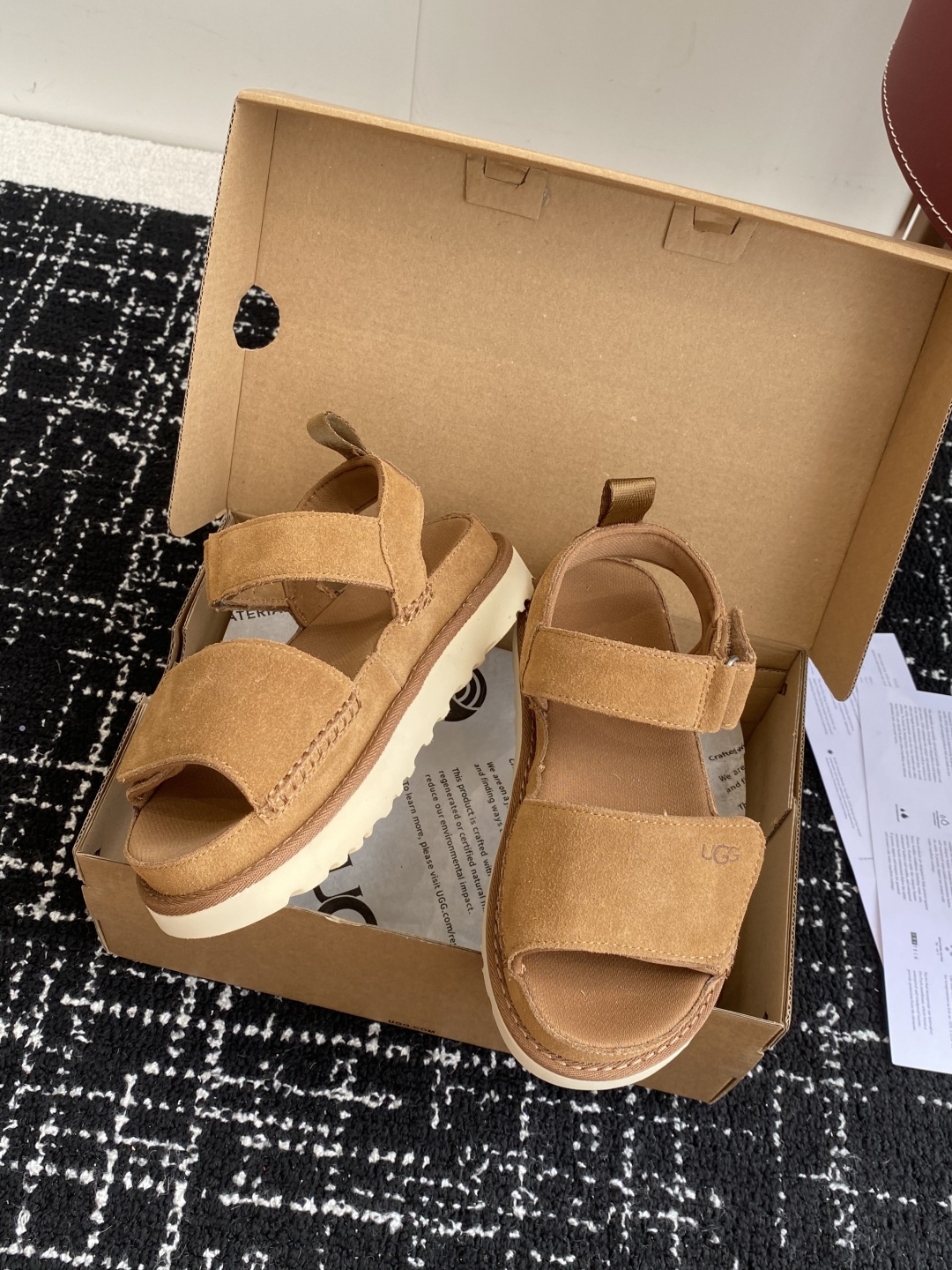 东莞代购级
UGG 25ss 魔术贴 凉鞋翻毛牛皮鞋面，可调节鞋面束带，设计方便穿脱双层高密度泡棉鞋内底