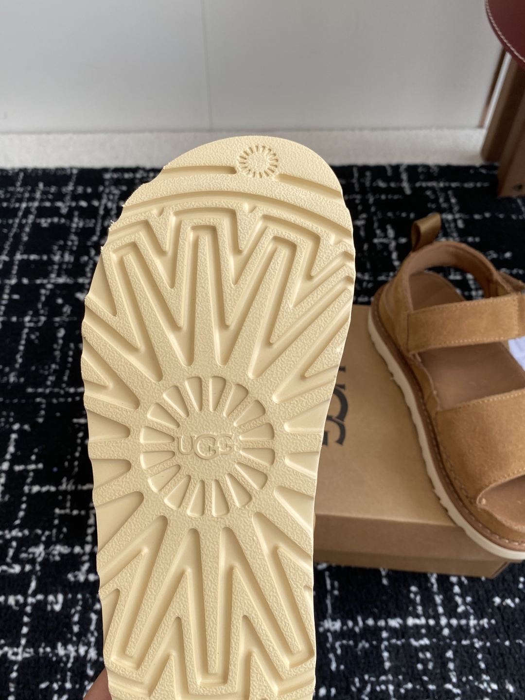 东莞代购级
UGG 25ss 魔术贴 凉鞋翻毛牛皮鞋面，可调节鞋面束带，设计方便穿脱双层高密度泡棉鞋内底