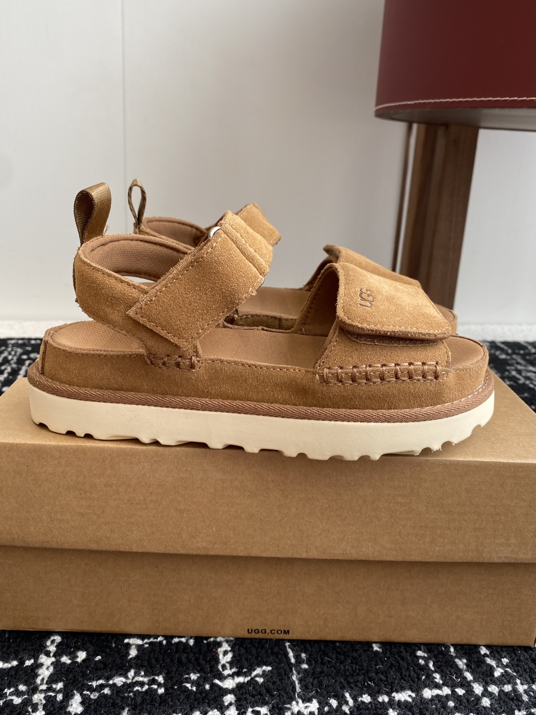 东莞代购级
UGG 25ss 魔术贴 凉鞋翻毛牛皮鞋面，可调节鞋面束带，设计方便穿脱双层高密度泡棉鞋内底