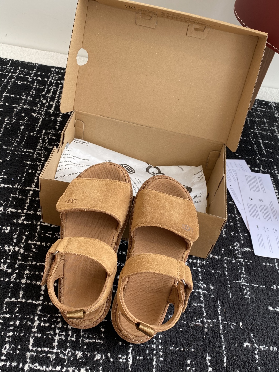 东莞代购级
UGG 25ss 魔术贴 凉鞋翻毛牛皮鞋面，可调节鞋面束带，设计方便穿脱双层高密度泡棉鞋内底