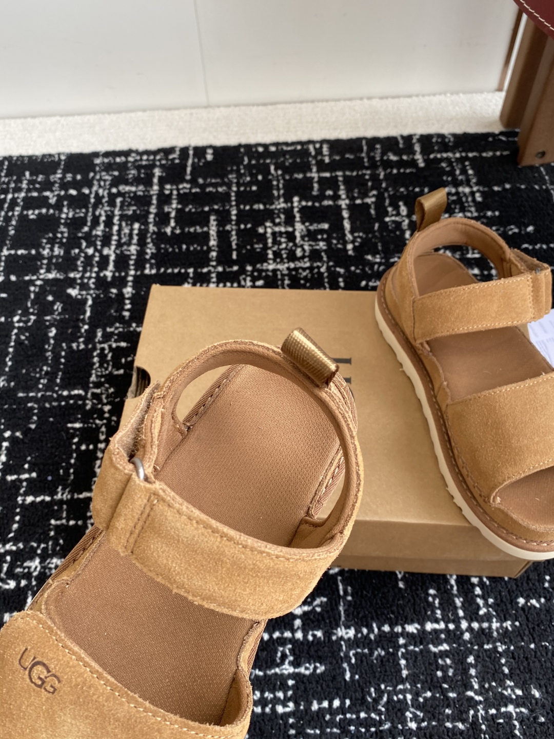 东莞代购级
UGG 25ss 魔术贴 凉鞋翻毛牛皮鞋面，可调节鞋面束带，设计方便穿脱双层高密度泡棉鞋内底