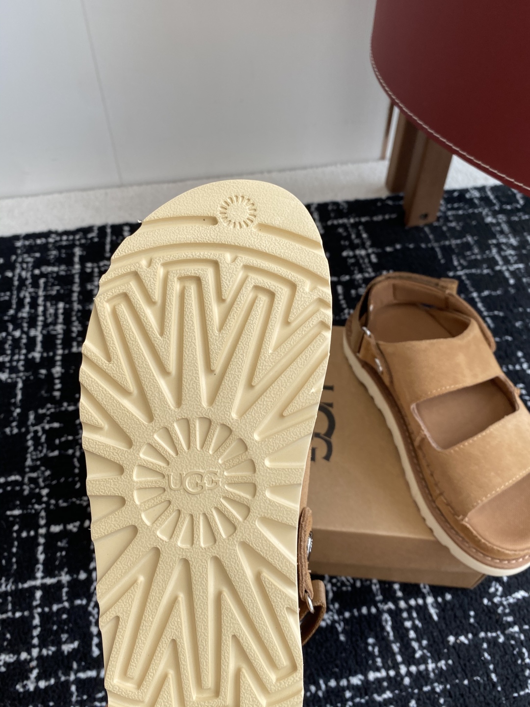 东莞代购级
UGG 25ss 凉鞋翻毛牛皮鞋面，可调节鞋面束带，设计方便穿脱双层高密度泡棉鞋内底

外包