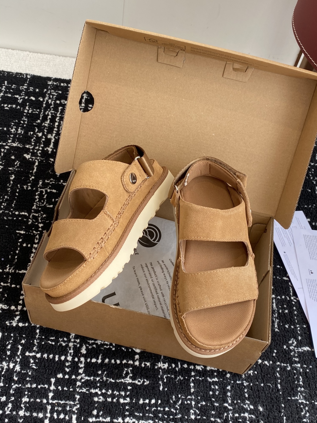东莞代购级
UGG 25ss 凉鞋翻毛牛皮鞋面，可调节鞋面束带，设计方便穿脱双层高密度泡棉鞋内底

外包