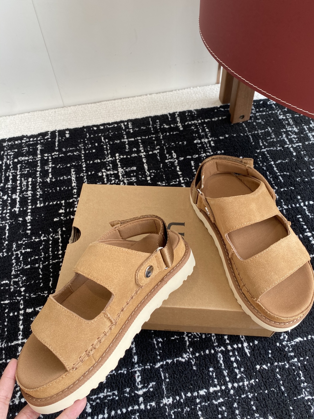 东莞代购级
UGG 25ss 凉鞋翻毛牛皮鞋面，可调节鞋面束带，设计方便穿脱双层高密度泡棉鞋内底

外包