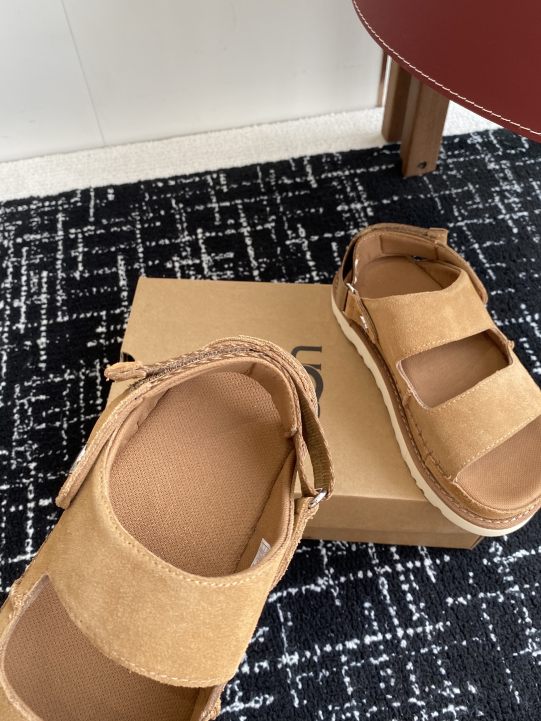 东莞代购级
UGG 25ss 凉鞋翻毛牛皮鞋面，可调节鞋面束带，设计方便穿脱双层高密度泡棉鞋内底

外包