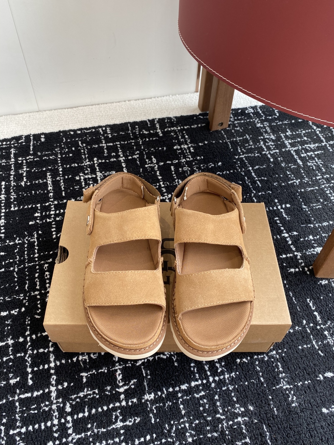 东莞代购级
UGG 25ss 凉鞋翻毛牛皮鞋面，可调节鞋面束带，设计方便穿脱双层高密度泡棉鞋内底

外包
