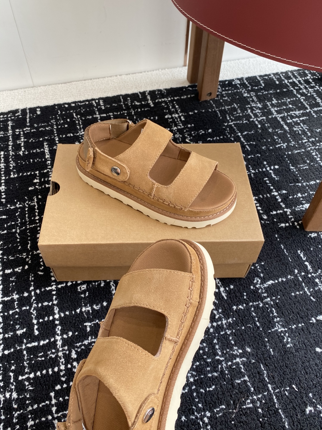 东莞代购级
UGG 25ss 凉鞋翻毛牛皮鞋面，可调节鞋面束带，设计方便穿脱双层高密度泡棉鞋内底

外包