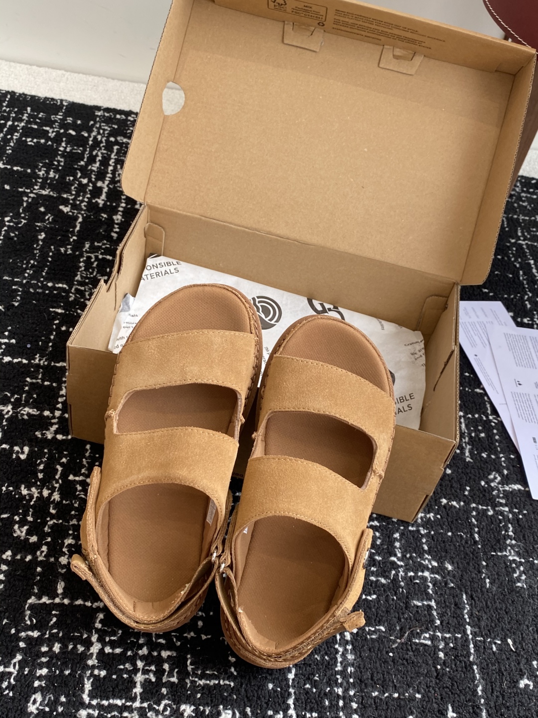 东莞代购级
UGG 25ss 凉鞋翻毛牛皮鞋面，可调节鞋面束带，设计方便穿脱双层高密度泡棉鞋内底

外包