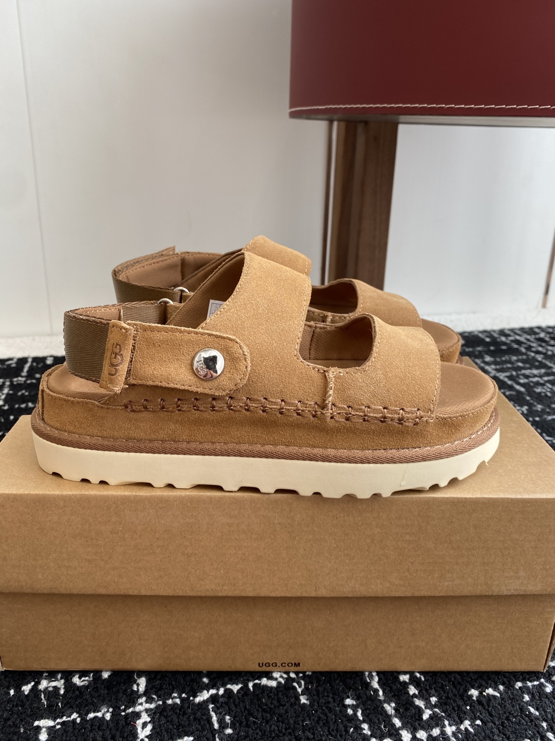 东莞代购级
UGG 25ss 凉鞋翻毛牛皮鞋面，可调节鞋面束带，设计方便穿脱双层高密度泡棉鞋内底

外包