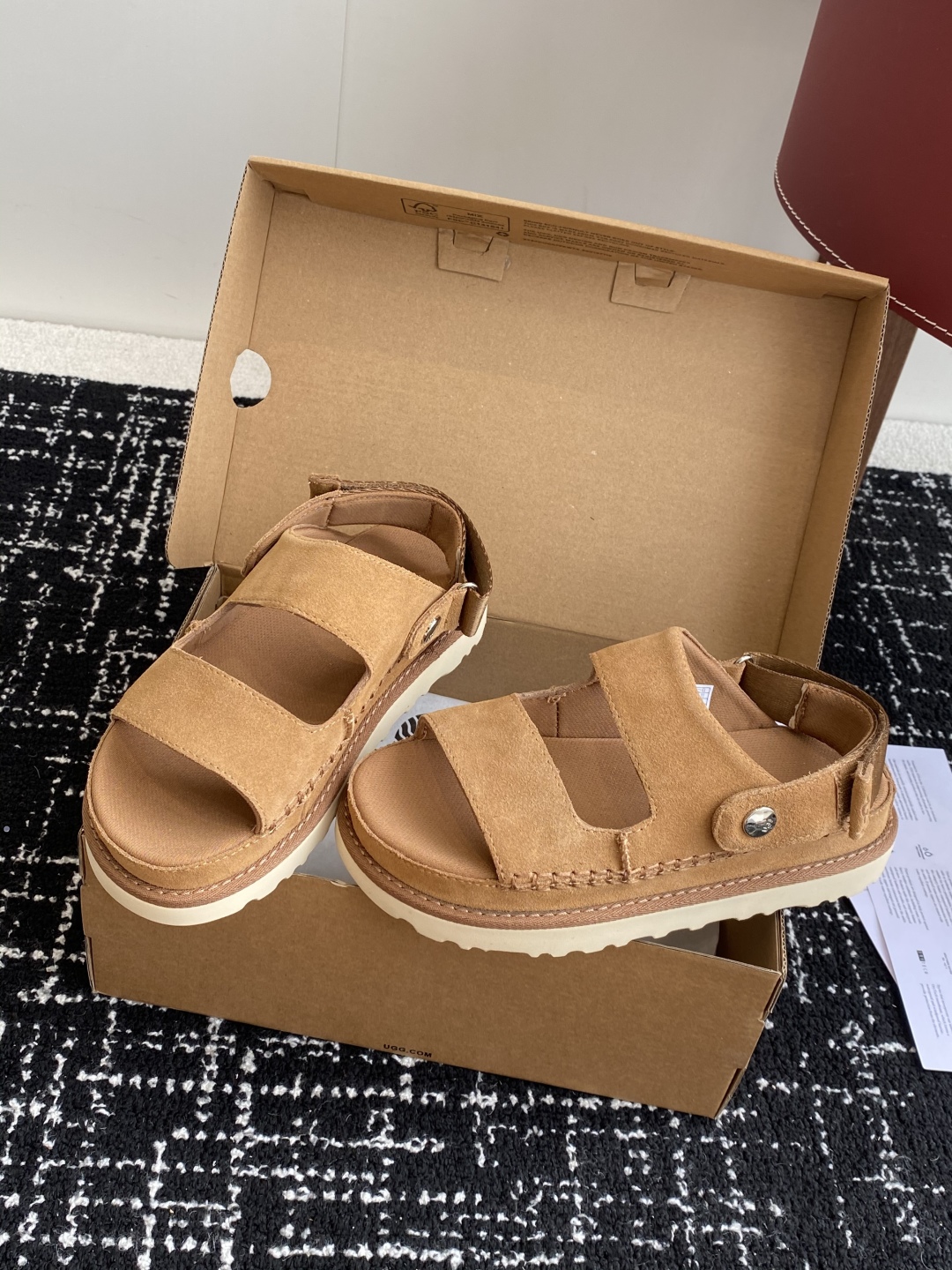 东莞代购级
UGG 25ss 凉鞋翻毛牛皮鞋面，可调节鞋面束带，设计方便穿脱双层高密度泡棉鞋内底

外包