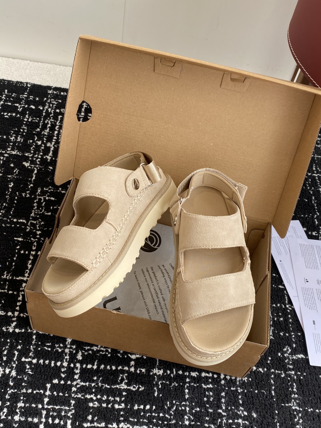 东莞代购级
UGG 25ss 凉鞋翻毛牛皮鞋面，可调节鞋面束带，设计方便穿脱双层高密度泡棉鞋内底

外包