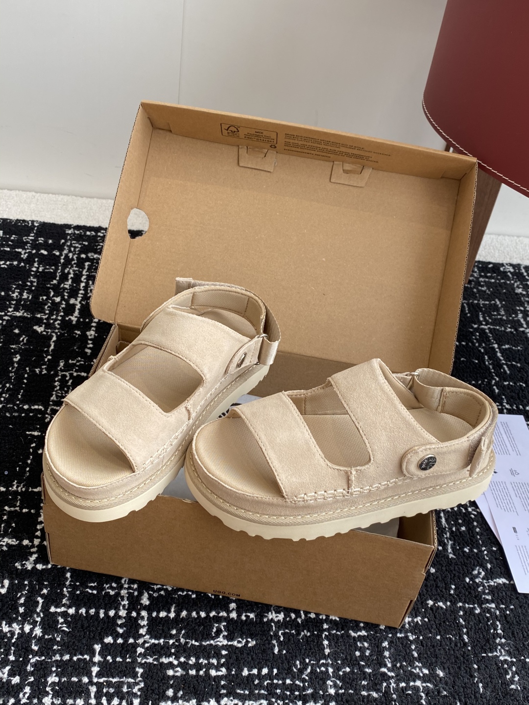 东莞代购级
UGG 25ss 凉鞋翻毛牛皮鞋面，可调节鞋面束带，设计方便穿脱双层高密度泡棉鞋内底

外包