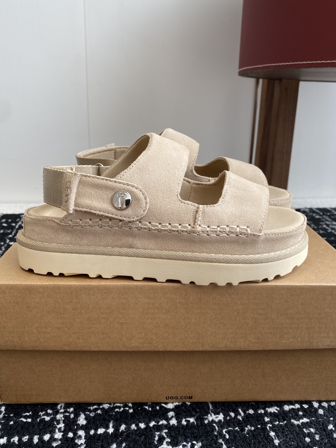东莞代购级
UGG 25ss 凉鞋翻毛牛皮鞋面，可调节鞋面束带，设计方便穿脱双层高密度泡棉鞋内底

外包