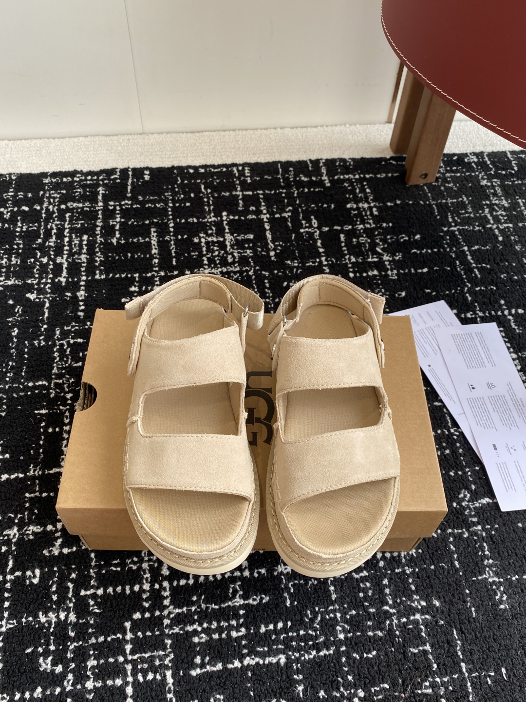 东莞代购级
UGG 25ss 凉鞋翻毛牛皮鞋面，可调节鞋面束带，设计方便穿脱双层高密度泡棉鞋内底

外包