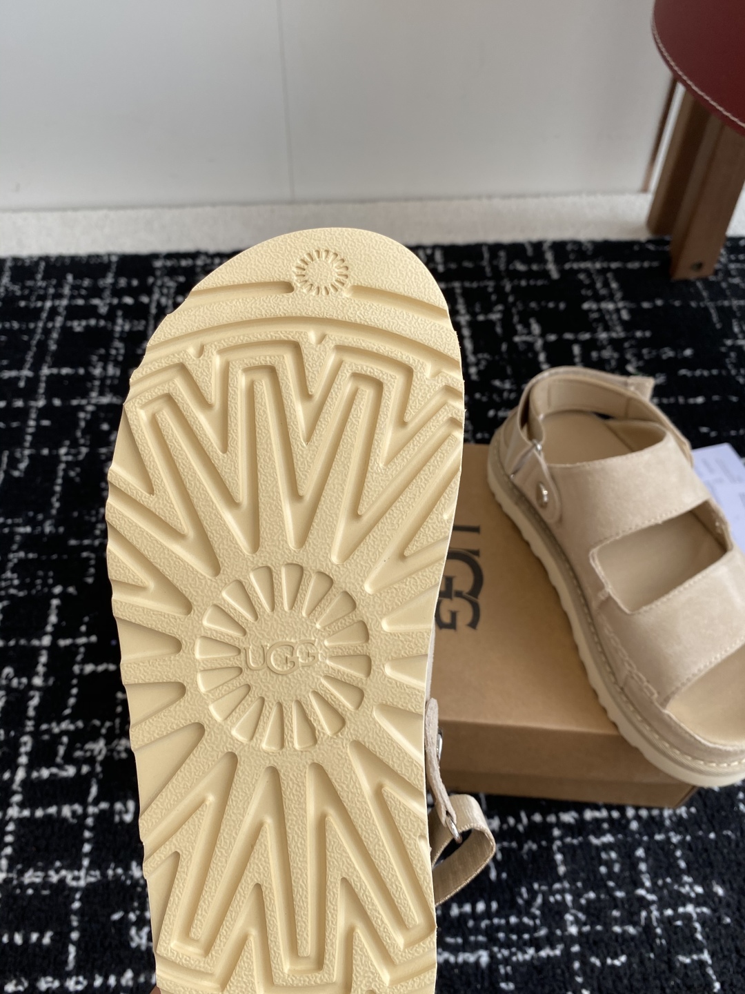 东莞代购级
UGG 25ss 凉鞋翻毛牛皮鞋面，可调节鞋面束带，设计方便穿脱双层高密度泡棉鞋内底

外包
