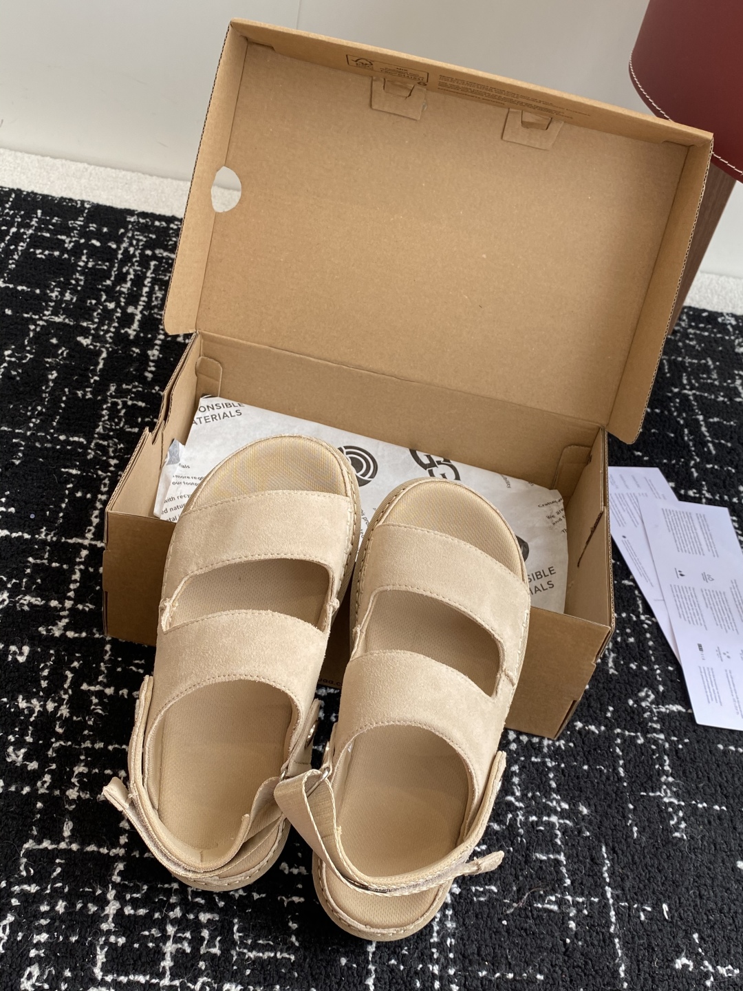 东莞代购级
UGG 25ss 凉鞋翻毛牛皮鞋面，可调节鞋面束带，设计方便穿脱双层高密度泡棉鞋内底

外包
