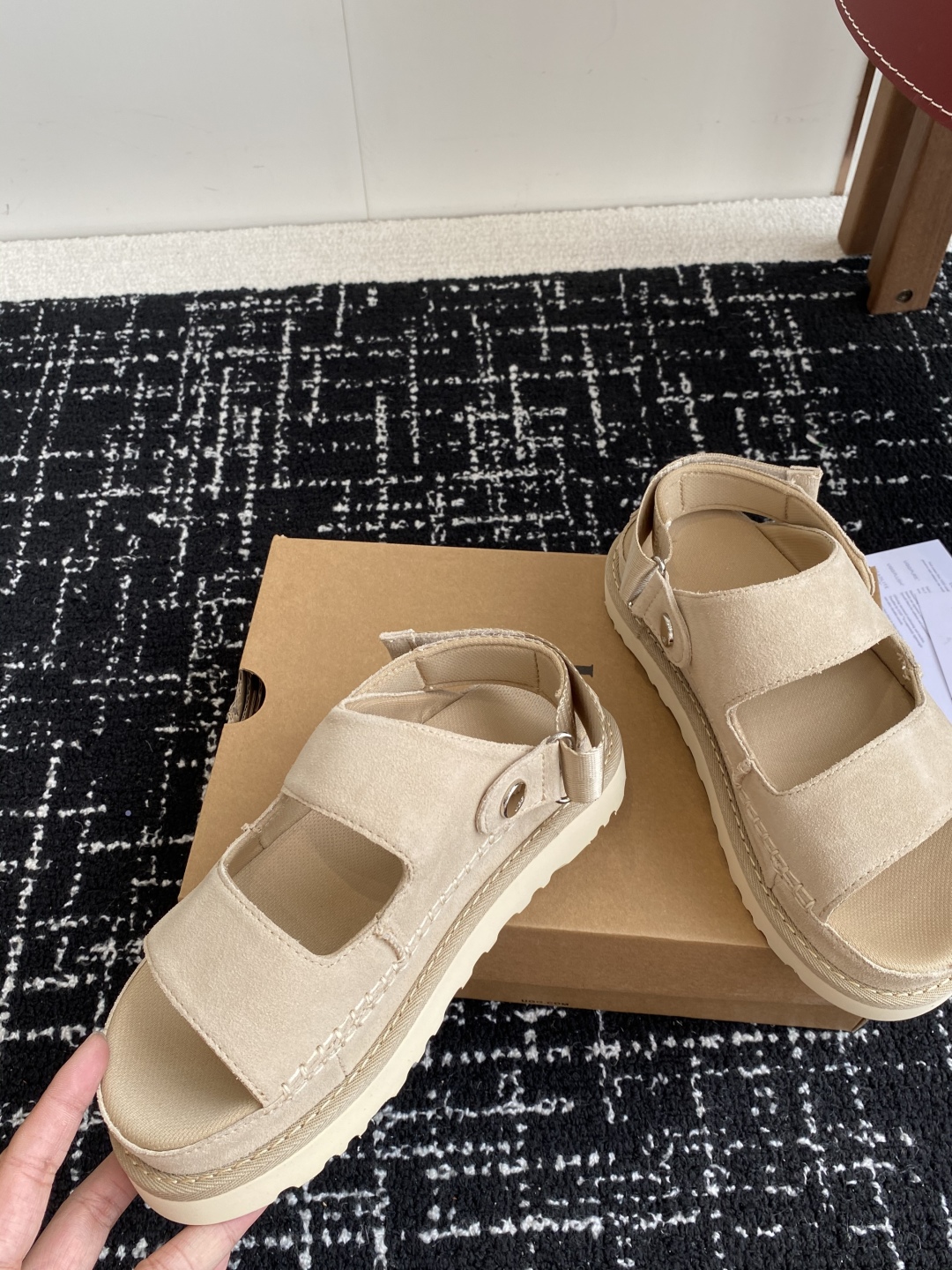 东莞代购级
UGG 25ss 凉鞋翻毛牛皮鞋面，可调节鞋面束带，设计方便穿脱双层高密度泡棉鞋内底

外包