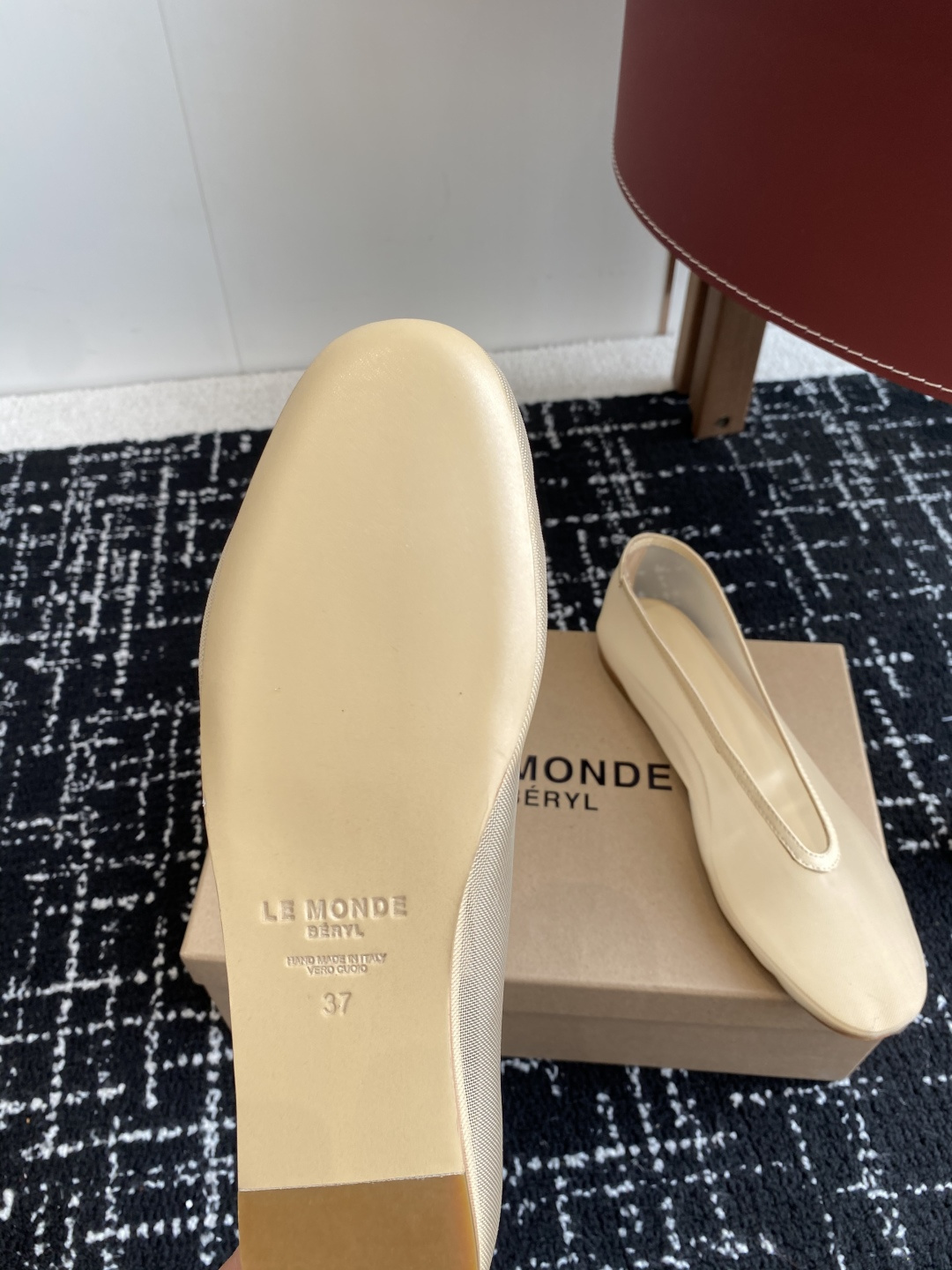 代购级
LE MONDE Beryl 25ss 夏季新款 网面单鞋

光泽莹润、细腻而柔软的面料，有着非