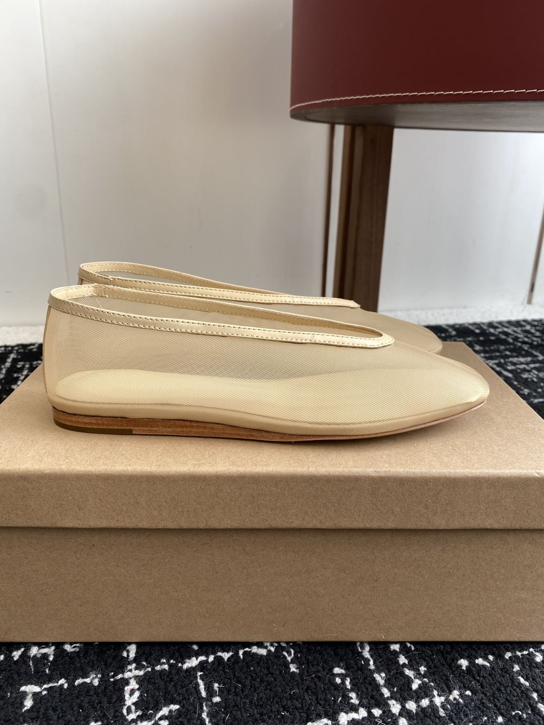 代购级
LE MONDE Beryl 25ss 夏季新款 网面单鞋

光泽莹润、细腻而柔软的面料，有着非