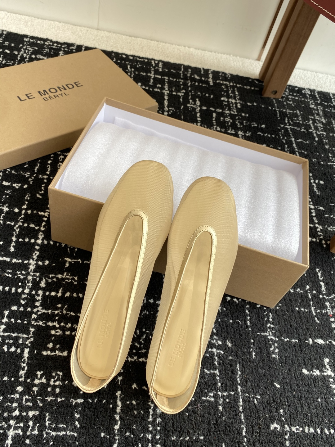 代购级
LE MONDE Beryl 25ss 夏季新款 网面单鞋

光泽莹润、细腻而柔软的面料，有着非