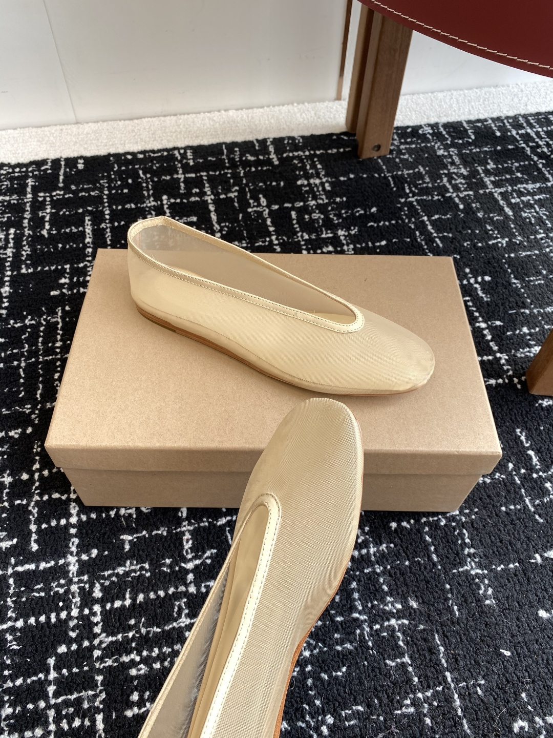 代购级
LE MONDE Beryl 25ss 夏季新款 网面单鞋

光泽莹润、细腻而柔软的面料，有着非