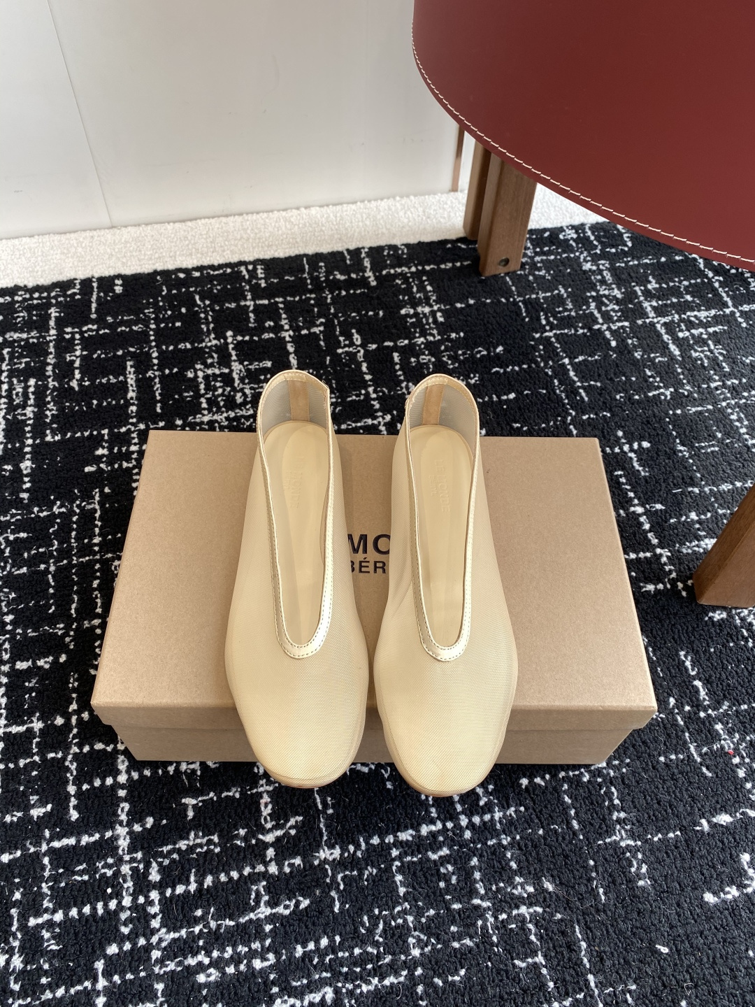 代购级
LE MONDE Beryl 25ss 夏季新款 网面单鞋

光泽莹润、细腻而柔软的面料，有着非