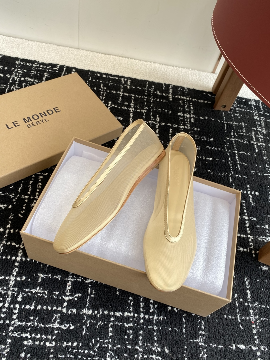 代购级
LE MONDE Beryl 25ss 夏季新款 网面单鞋

光泽莹润、细腻而柔软的面料，有着非