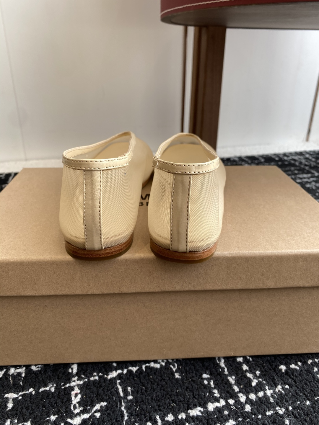 代购级
LE MONDE Beryl 25ss 夏季新款 网面单鞋

光泽莹润、细腻而柔软的面料，有着非