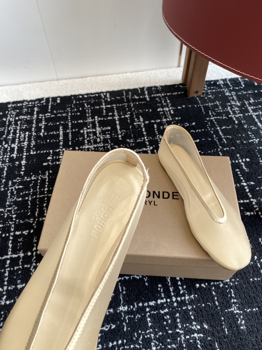 代购级
LE MONDE Beryl 25ss 夏季新款 网面单鞋

光泽莹润、细腻而柔软的面料，有着非