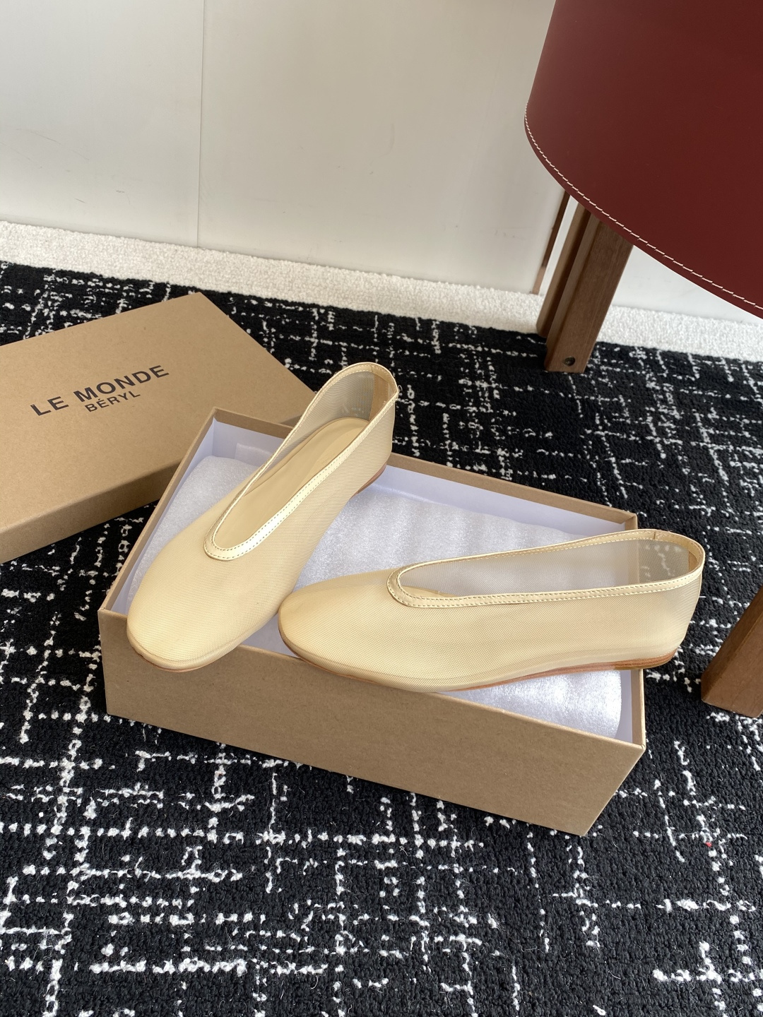 代购级
LE MONDE Beryl 25ss 夏季新款 网面单鞋

光泽莹润、细腻而柔软的面料，有着非