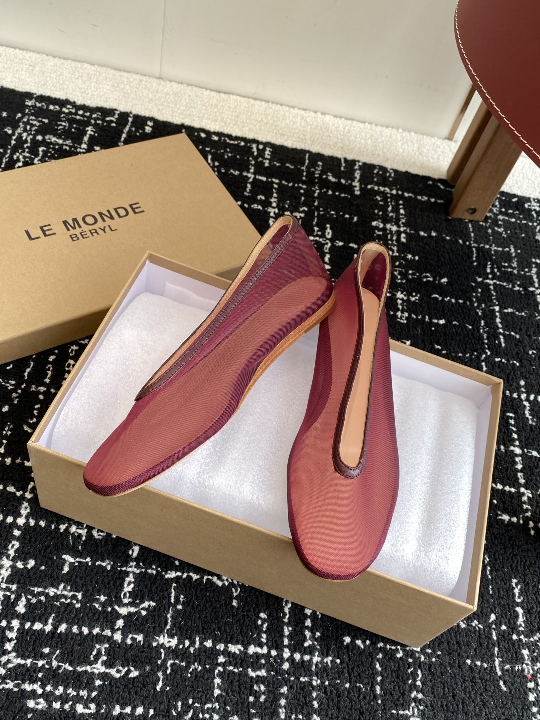 代购级
LE MONDE Beryl 25ss 夏季新款 网面单鞋

光泽莹润、细腻而柔软的面料，有着非