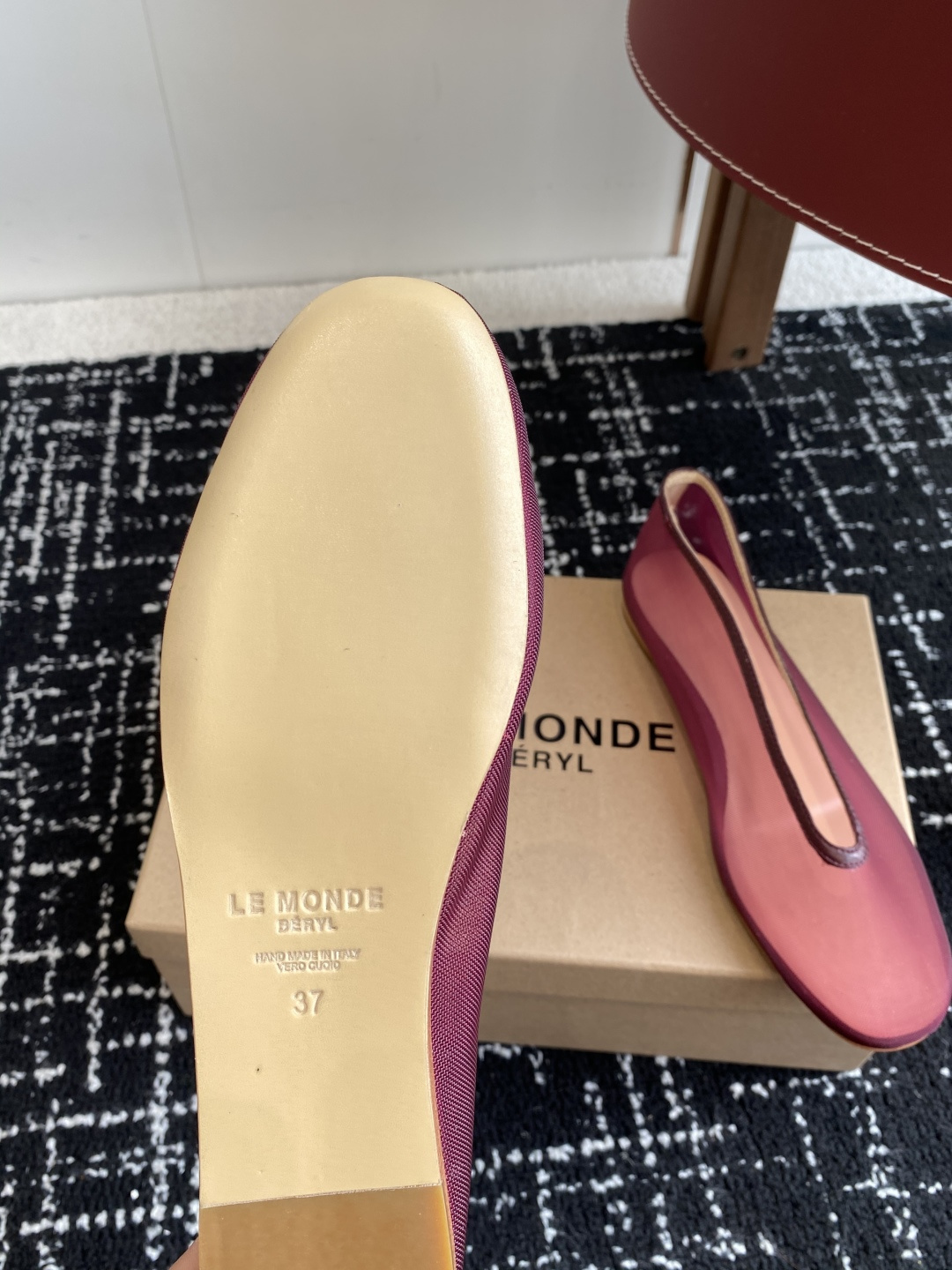 代购级
LE MONDE Beryl 25ss 夏季新款 网面单鞋

光泽莹润、细腻而柔软的面料，有着非