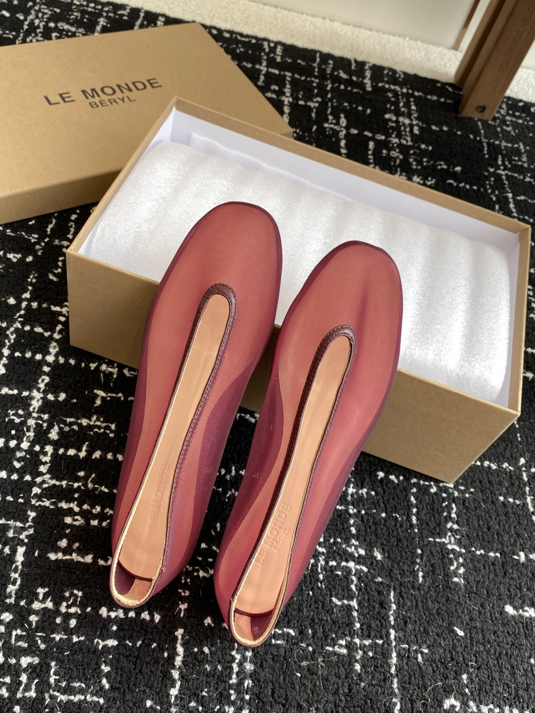 代购级
LE MONDE Beryl 25ss 夏季新款 网面单鞋

光泽莹润、细腻而柔软的面料，有着非